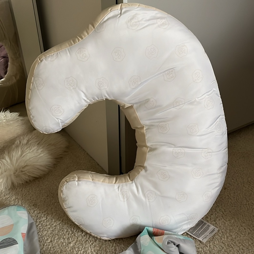 Baby feeding pillow with removable pillowcase. Very good condition like new - Picture 5 of 6